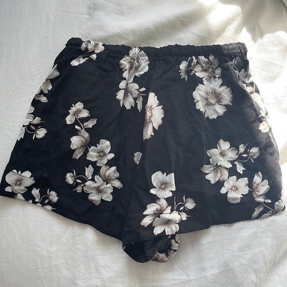 Brandy Melville shorts - Picture 2 of 3